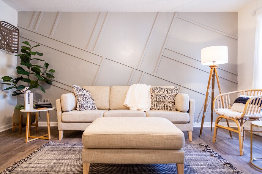 Living room - 115 E Glenwood Ave
