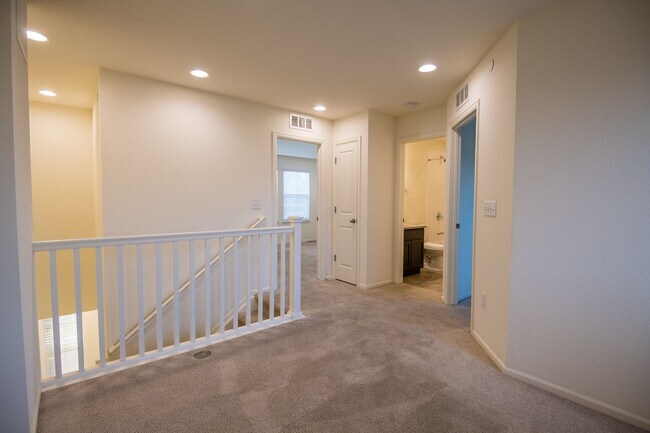 Building Photo - 2 Bedroom 2 1/2 Bath in Mosaic