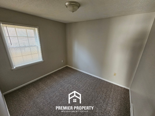 Building Photo - 4BR Memphis Home w/ Brick Fireplace, Formal Dining & Fenced Yard