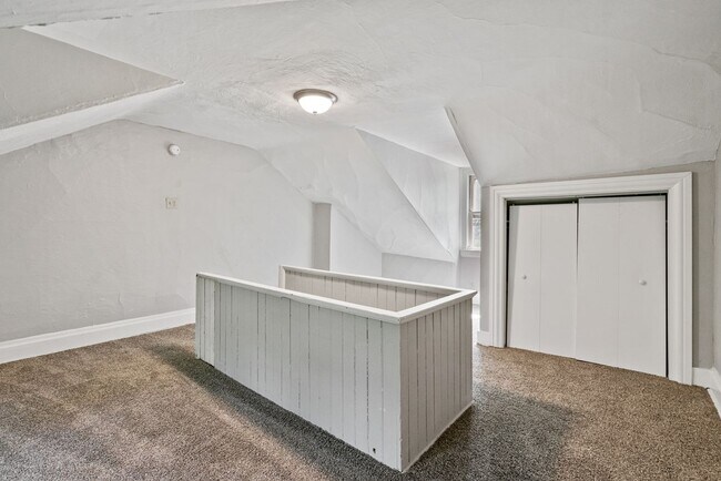 Building Photo - 3 Bedroom House in Southside - Off Street Parking and Central Air