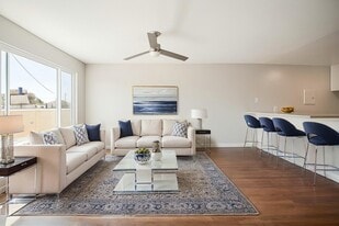 Building Photo - El Paraiso Apts