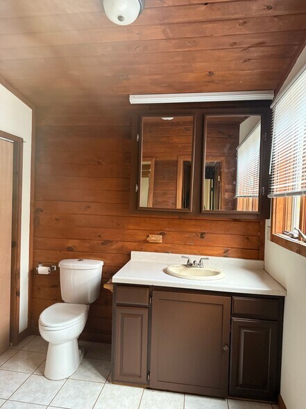 Building Photo - 2172 Strongs Ave