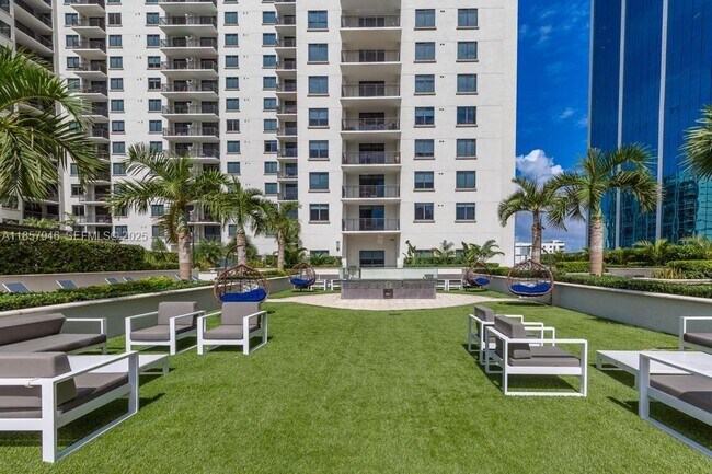 Building Photo - 999 SW 1st Ave