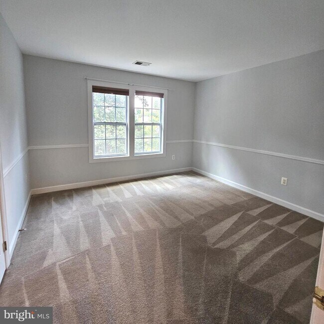 Building Photo - 5267 Tractor Ln