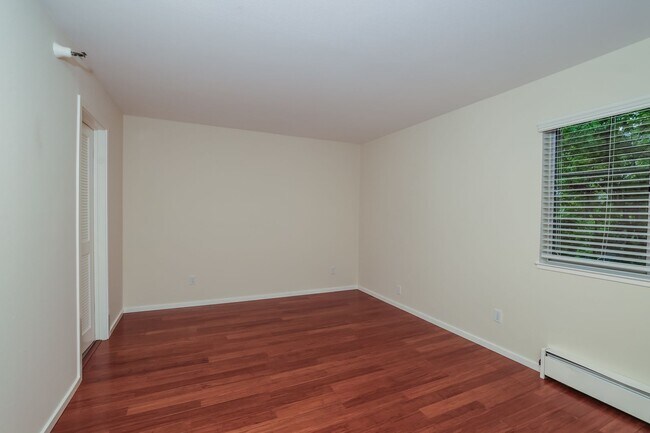 Building Photo - 2 Bedroom Condo in Highly Desirable Richmond Marina Bay!