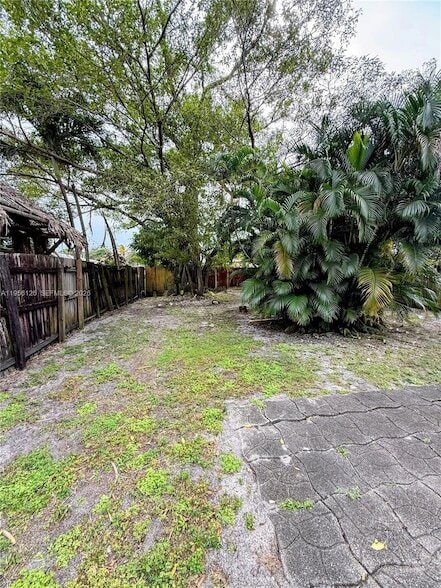 Building Photo - 1062 NE 38th St