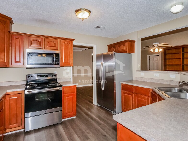Building Photo - 1575 Far Dr