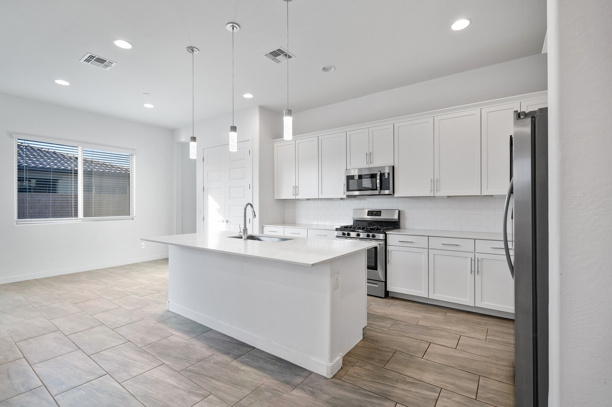 Building Photo - 9738 E Tiburon Ave