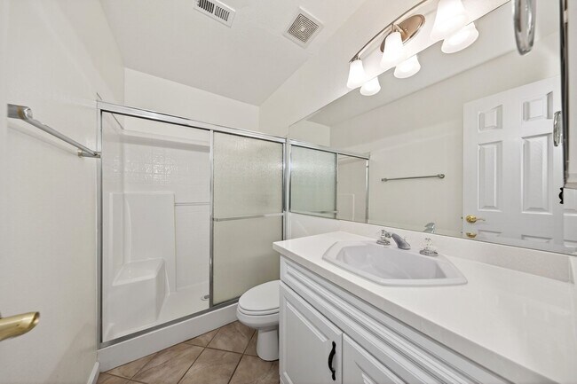 Building Photo - Updated and Move-In Ready!