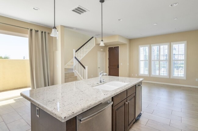 Building Photo - Updated 4-Bedroom Townhouse in Prime Porte...