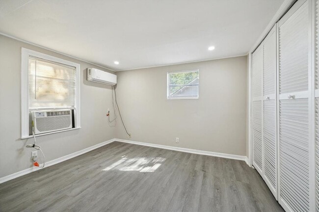 Building Photo - 703 E Fayle Ave