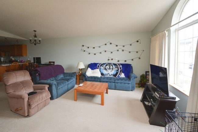 Building Photo - One level living in this end unit townhome!