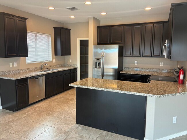 Building Photo - **BEAUTIFUL 3 BEDROOM/3 BATHROOM HOME LOCATED IN EASTMARK (ELLSWORTH & RAY)**
