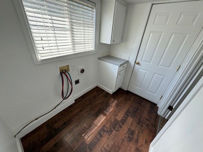 Building Photo - Newly Remodeled 2-Bedroom Home Minutes fro...