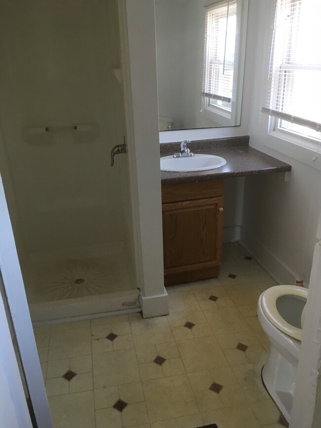 Building Photo - 70 New London Rd