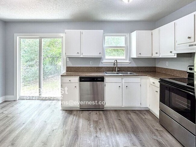 Building Photo - 10905 Elm St