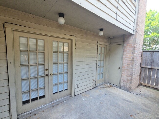 Building Photo - 14600 Fonmeadow Dr