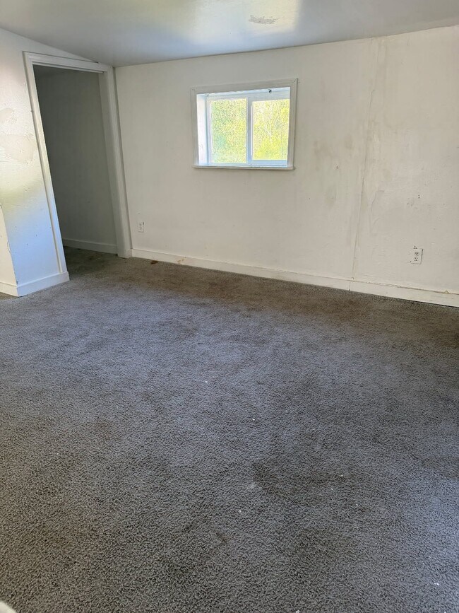 Building Photo - 730 Middle Ave