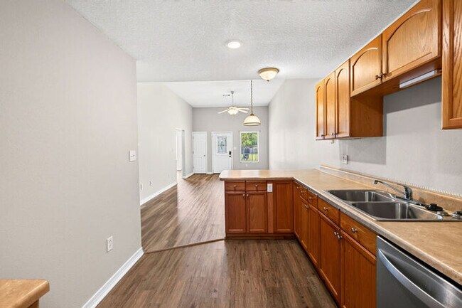Building Photo - 15119 Deer Creek Dr