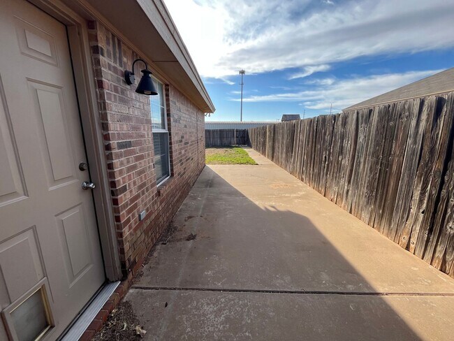 Building Photo - Cute Cottage