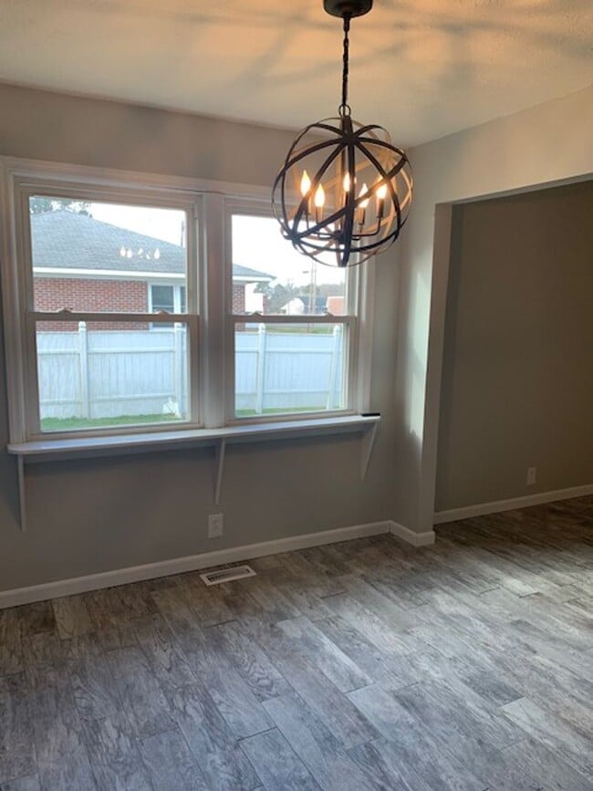 Building Photo - Modern & Traditional with Convenience