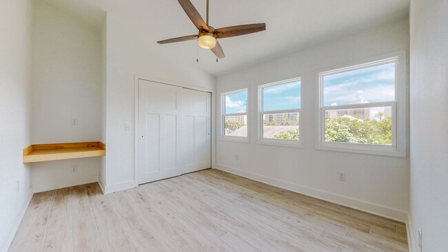 Building Photo - Fully renovated 4 Bedroom / 3 Bathroom hom...