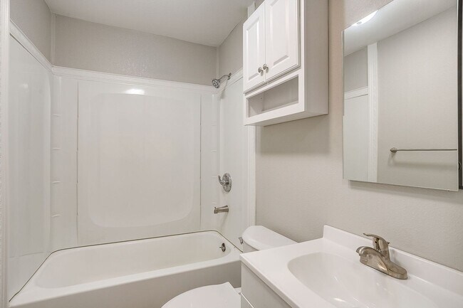 Building Photo - Remodeled 2 Bed 1 Bath Home Ready for New ...