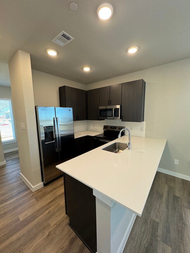 Building Photo - 200 White Water Dr