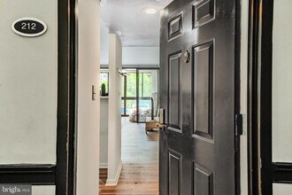 Building Photo - 1001 N Randolph St