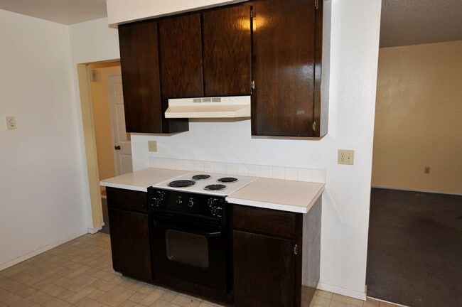 Building Photo - Downstairs unit 2 bed 1 bath