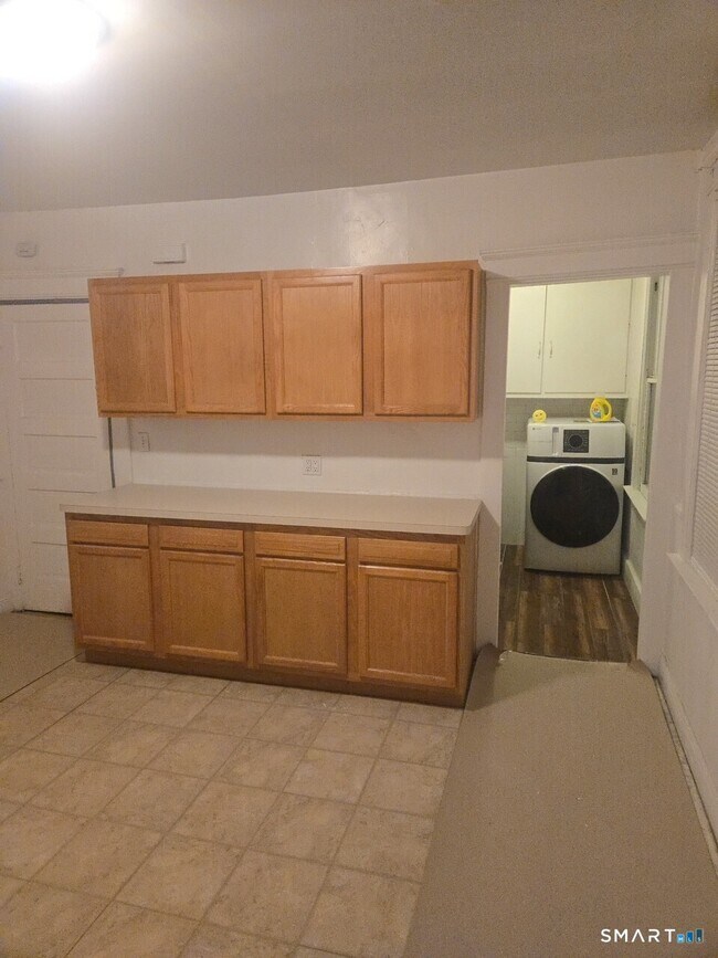 Building Photo - 867 Elm St