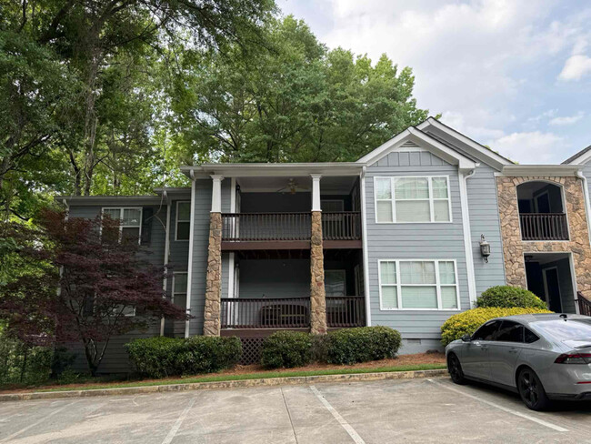 Building Photo - 203 Madison Ln S E