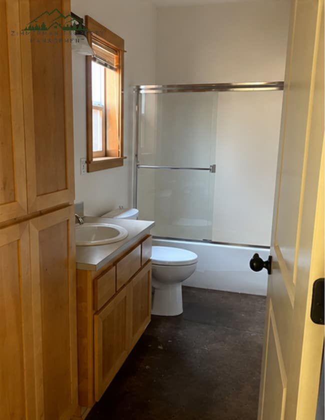 Building Photo - 2 bedroom 1 bathroom townhouse