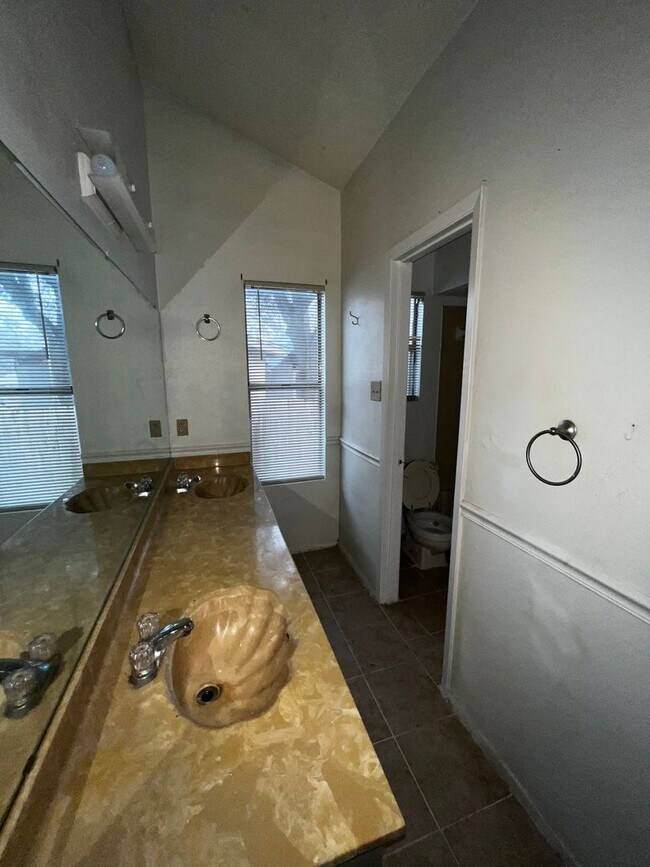 Building Photo - Great 3 bedroom, 2 bath available early April