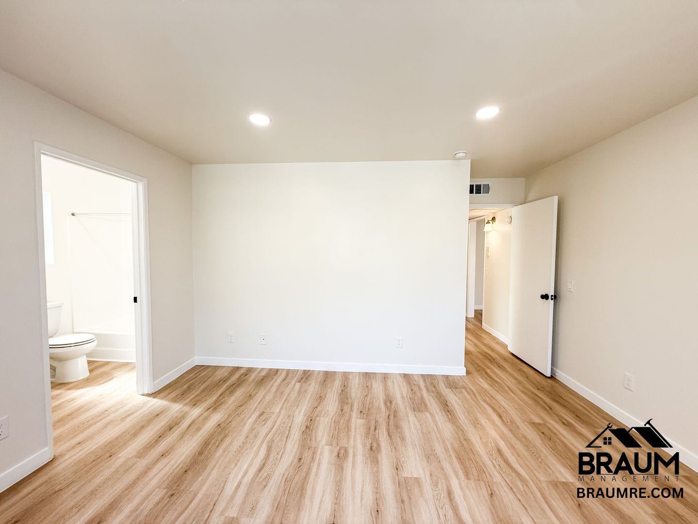 Building Photo - 15000 Burbank Blvd