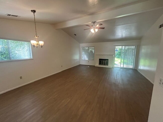 Building Photo - 3 bedroom 2 bath in central Visalia!