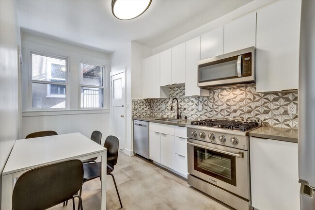 Building Photo - Furnished 3-Bedroom Apartment for 5 – Shar...