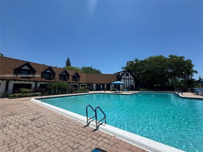 Building Photo - 3720 Inverrary Dr