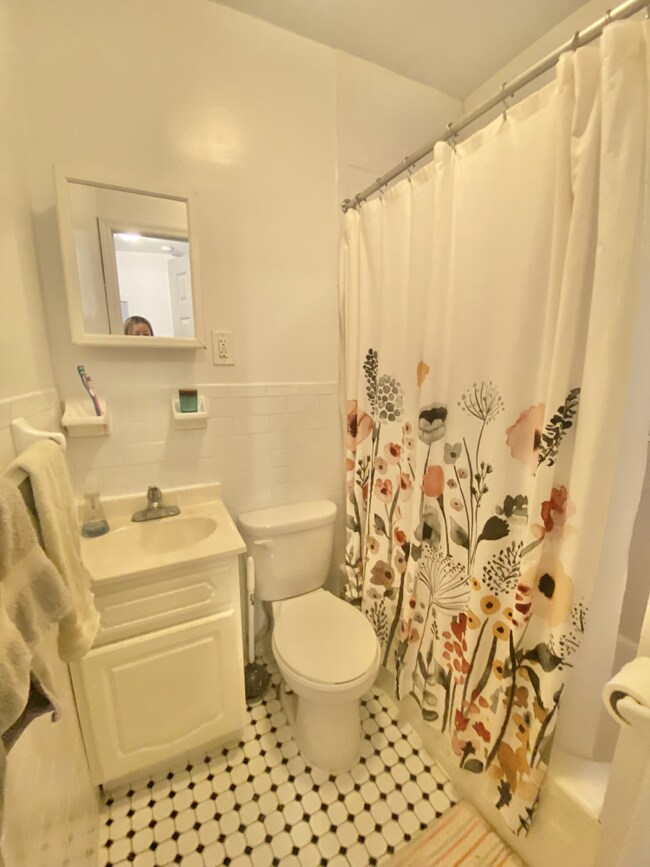 Building Photo - 413 E 70th St