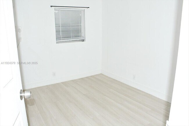 Building Photo - 515 SE 9th St