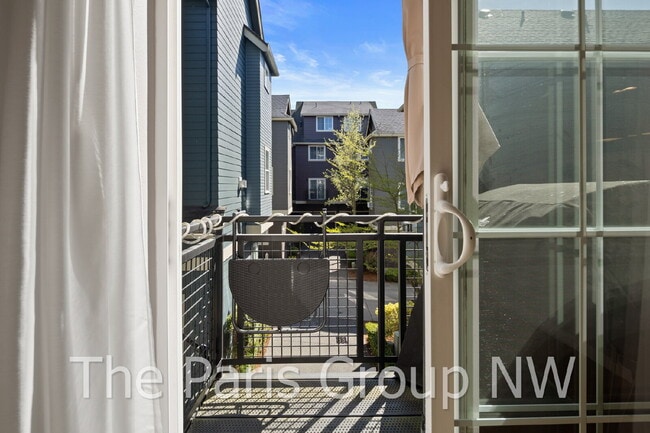 Building Photo - Stylish Model Hm in Issaquah Highlands * Park-Facing, EV Charger, Designer Upgrades & Very Walkable!