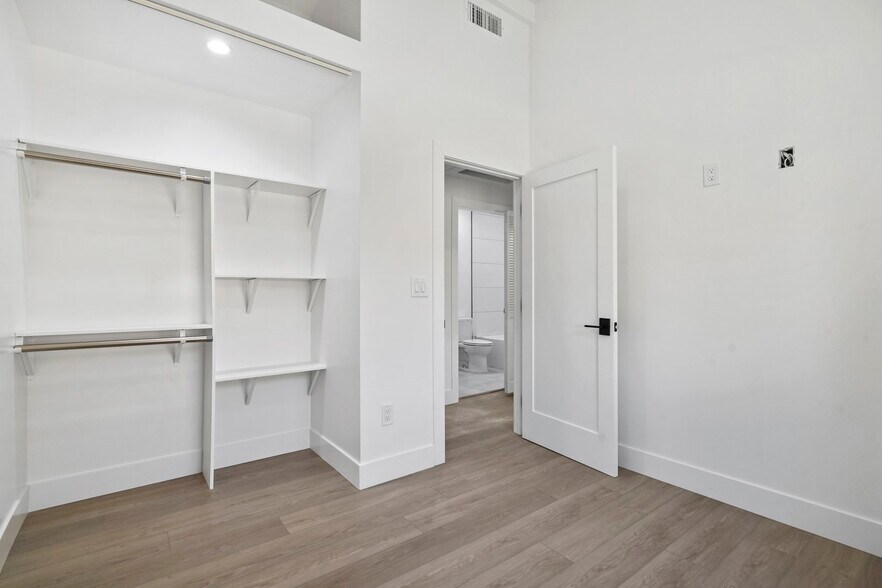 Building Photo - 7906 Oakdale Ave