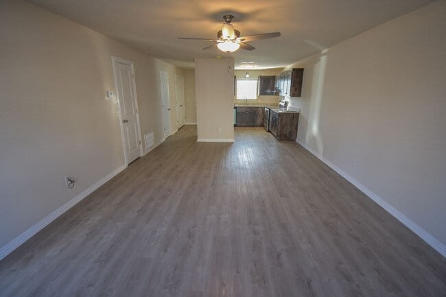 Building Photo - 2 bedroom 2.5 bath townhouse located close...