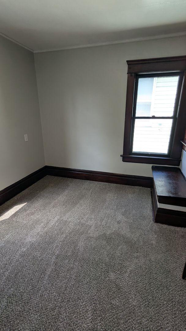 Building Photo - Spacious 5-bedroom, 1-bath home offers flexible living across multiple levels in Akron