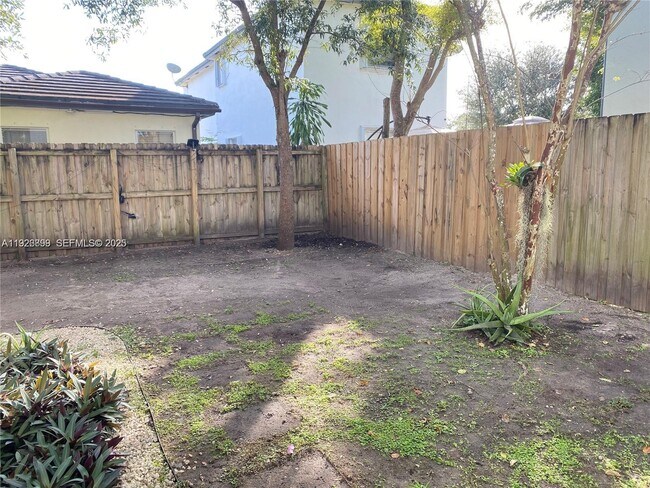 Building Photo - 3616 NE 3rd Ct