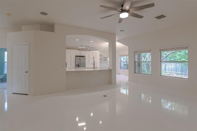 Building Photo - 2210 Zoa Dr