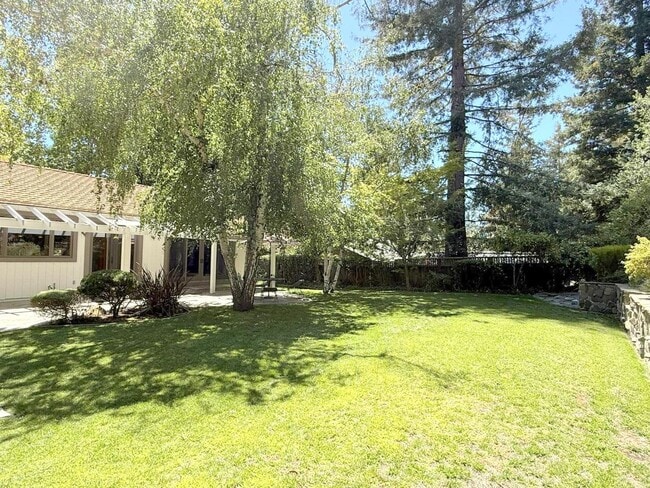 Building Photo - Sprawling ranch home located in highly des...
