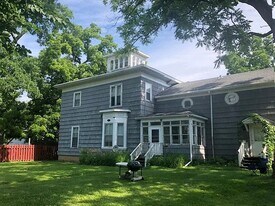 Building Photo - 315 E Maple St