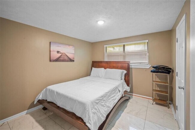 Building Photo - 6207 Moss Dr