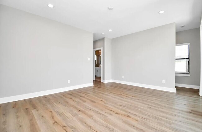 Building Photo - 410 E 41st St